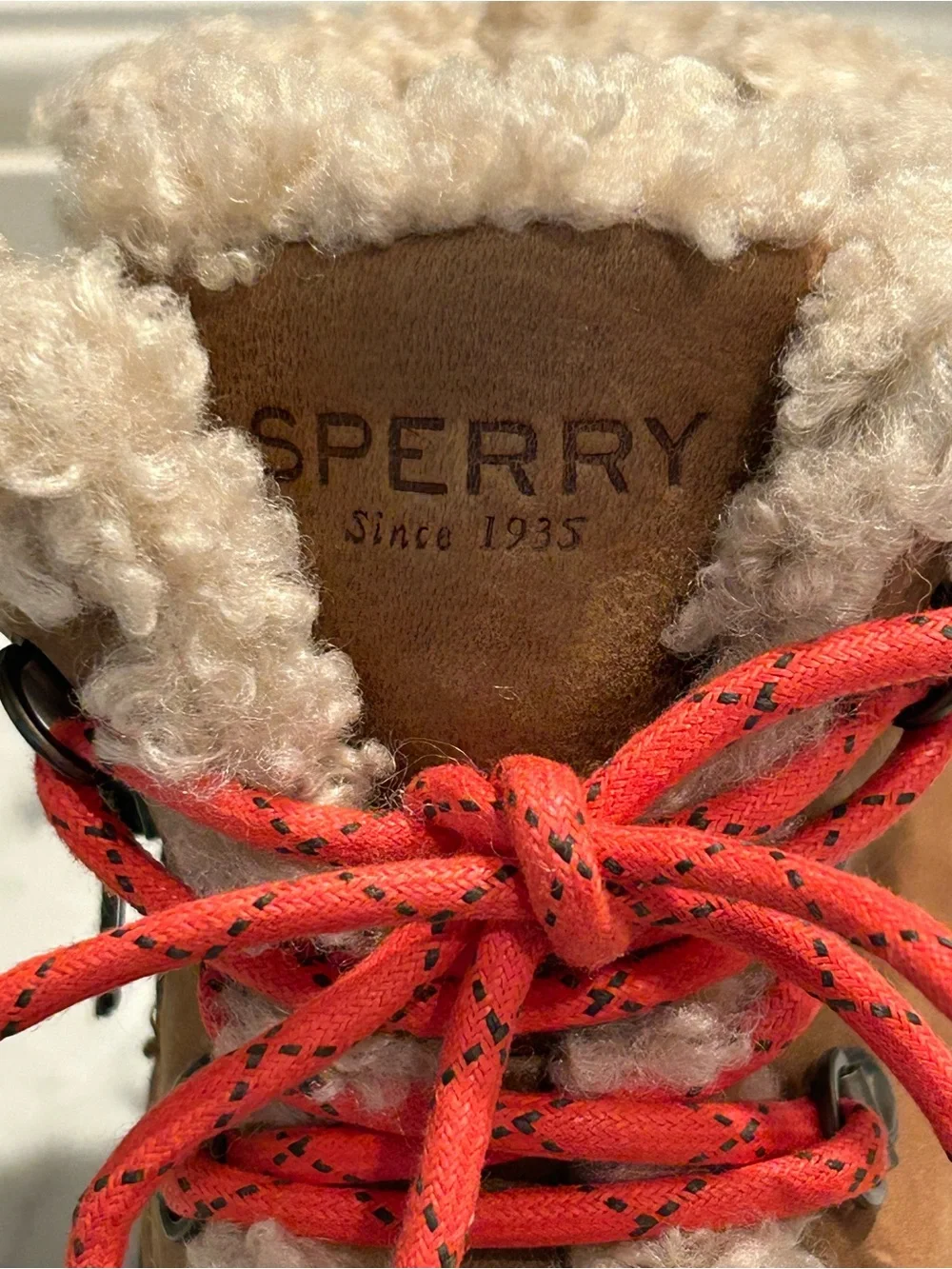 Sperry 9 Saltwater Alpine duck boots, leather, faux-fur lining, & red laces